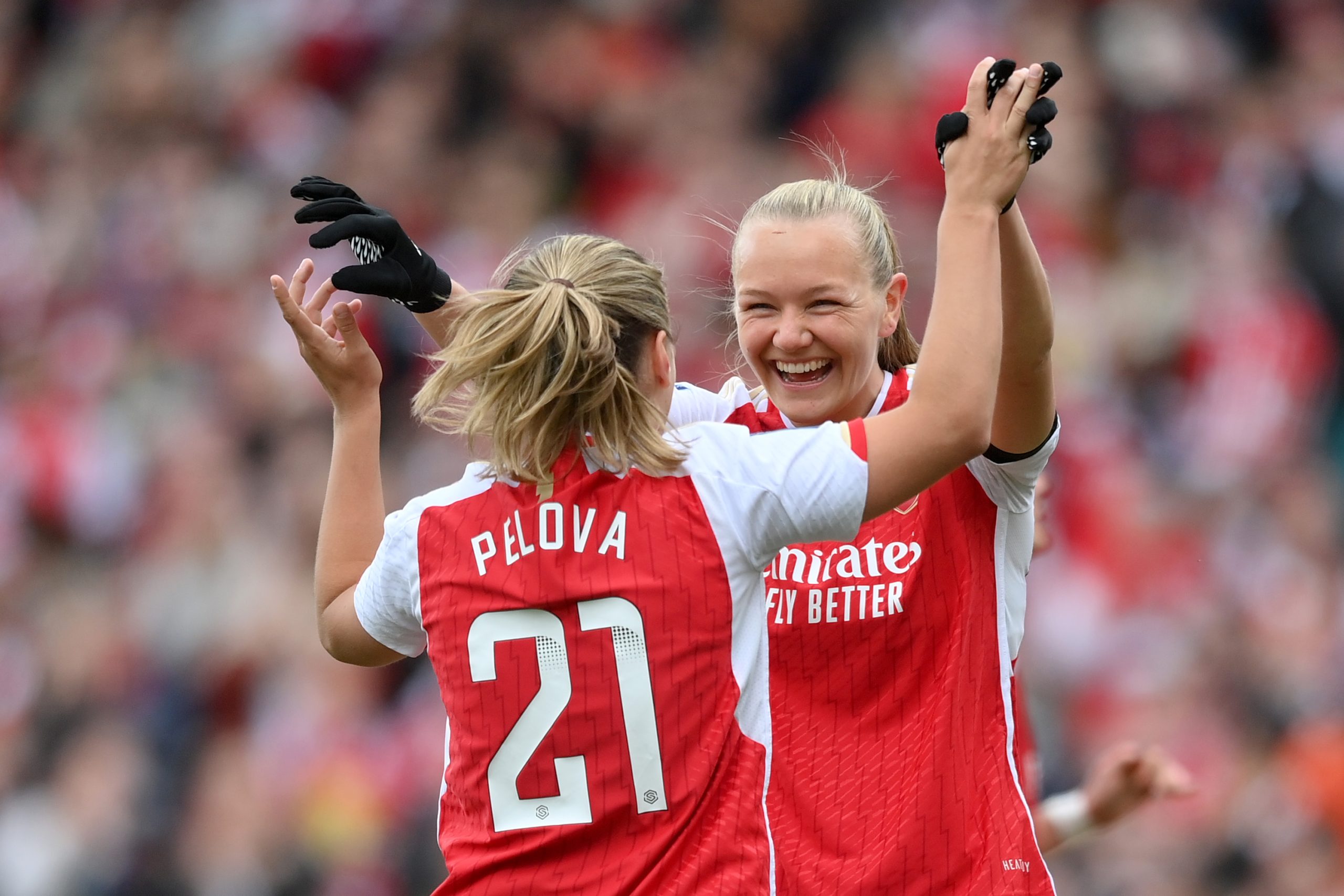 ¡El Emirates Ruge! Arsenal Femenino Bate Récords y Supera a la Premier League