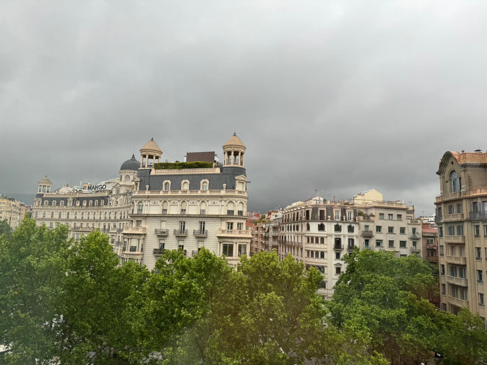 Mayo Desata su Furia: Tormentas Aisladas y Temperaturas en Montaña Rusa en Cataluña