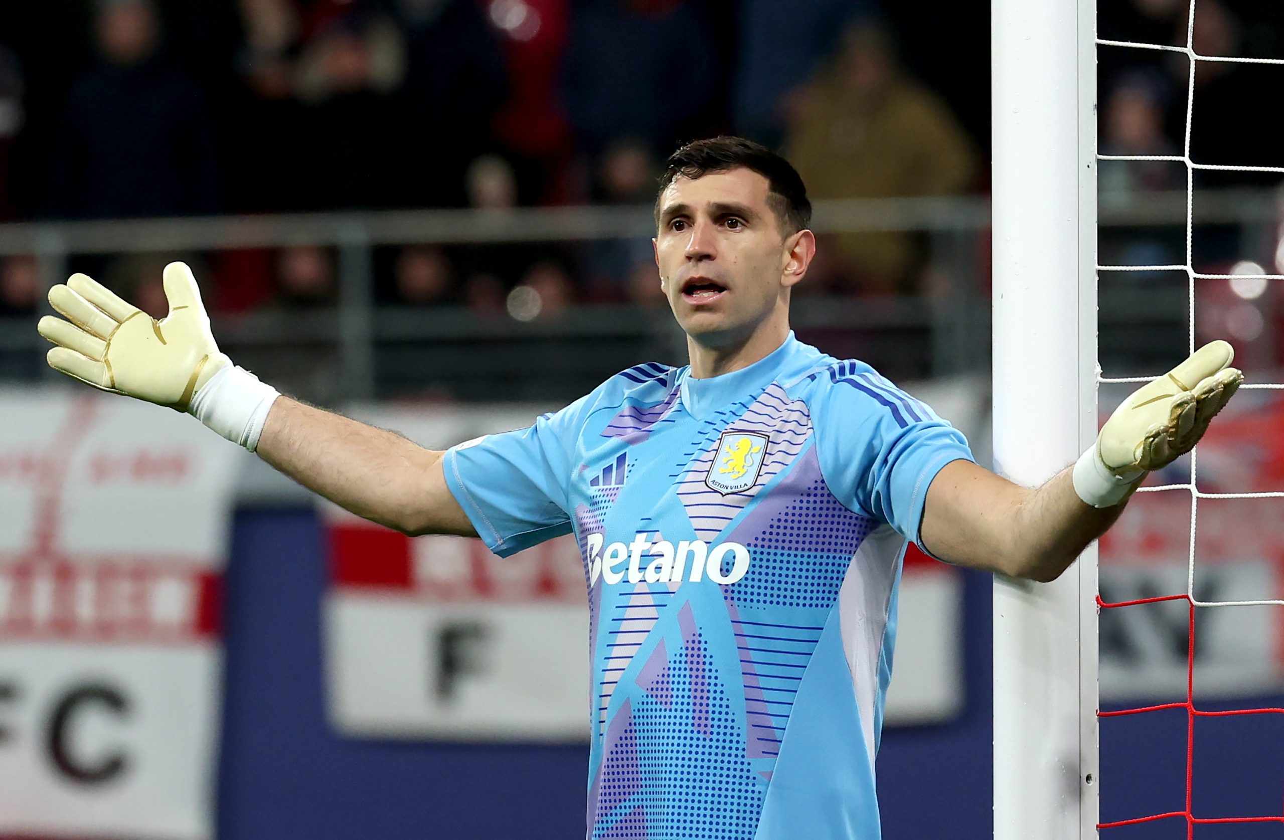 El Dibu Martínez: De la Despedida entre Lágrimas a la Gloria Europea en Aston Villa