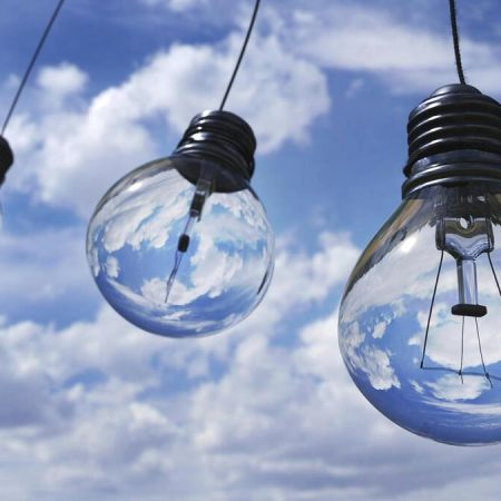 Luz a Mínimos Históricos: El Precio de la Electricidad en España Toca Fondo