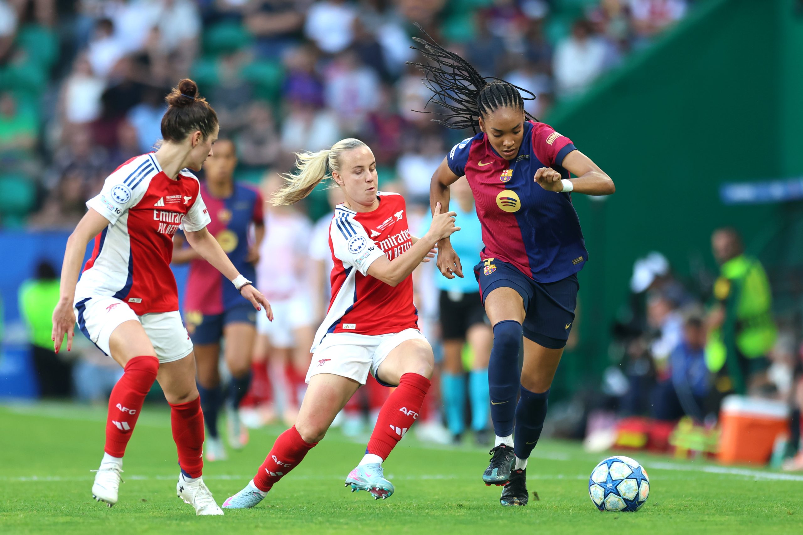 ¡Bombazo en el fútbol femenino! Beth Mead dice adiós al Arsenal y deja un legado imborrable