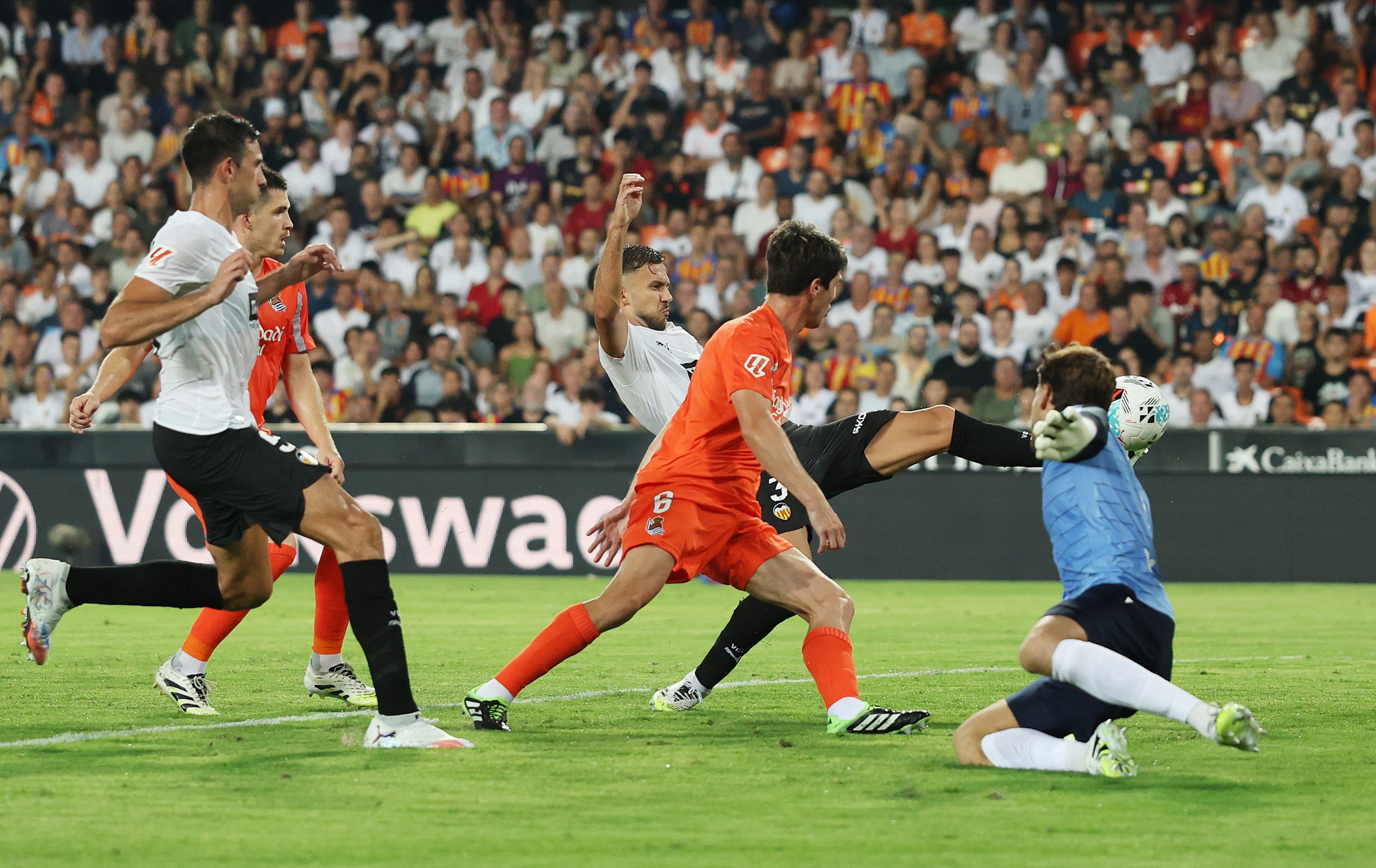 Anoeta, Epicentro de una Batalla Europea: Real Sociedad y Valencia se Juegan la Vida