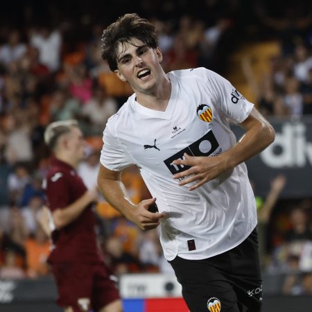 Javi Guerra: La Lucha por la Permanencia en un Mestalla Tenso