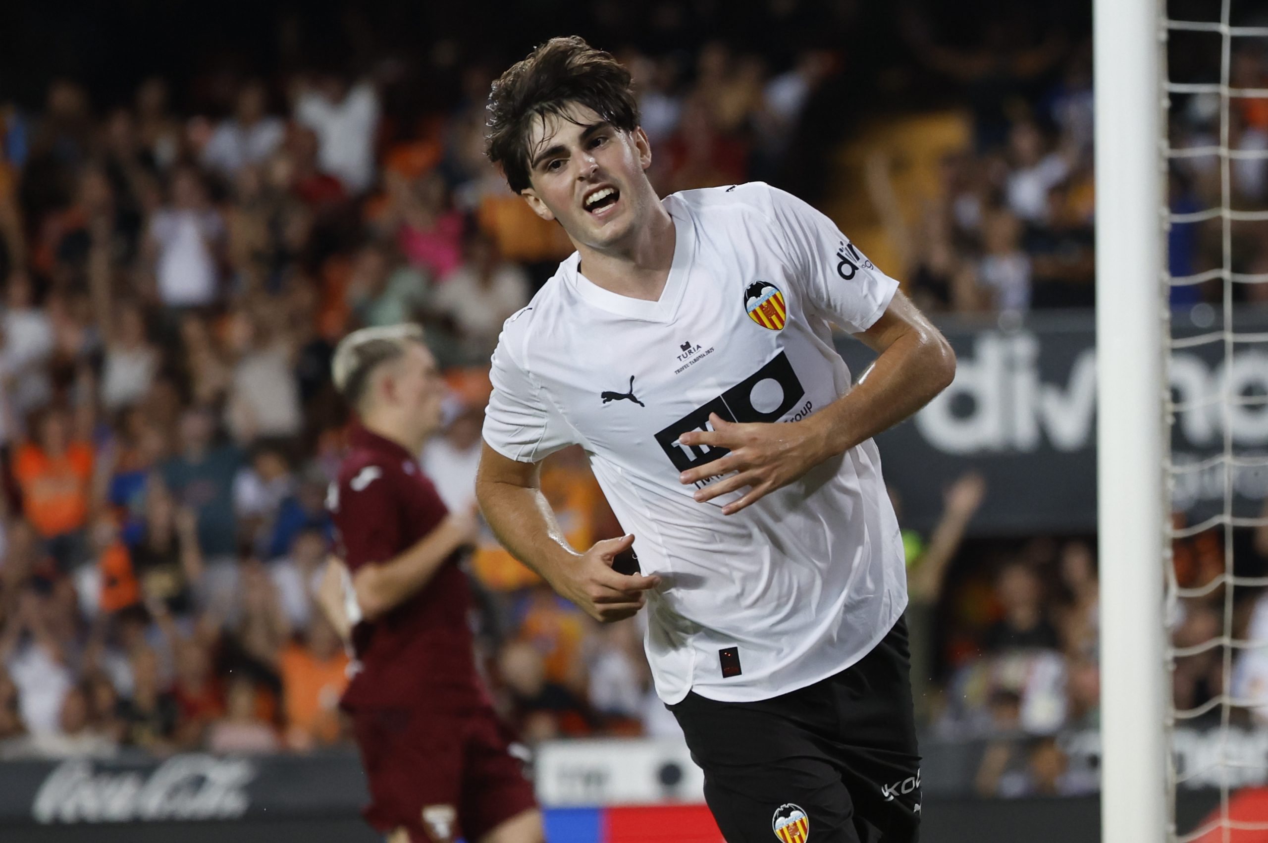 Javi Guerra: La Lucha por la Permanencia en un Mestalla Tenso