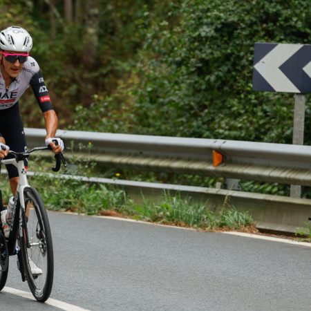 Caída Dramática en el Giro de Italia: Tres Ciclistas del UAE en Estado Crítico