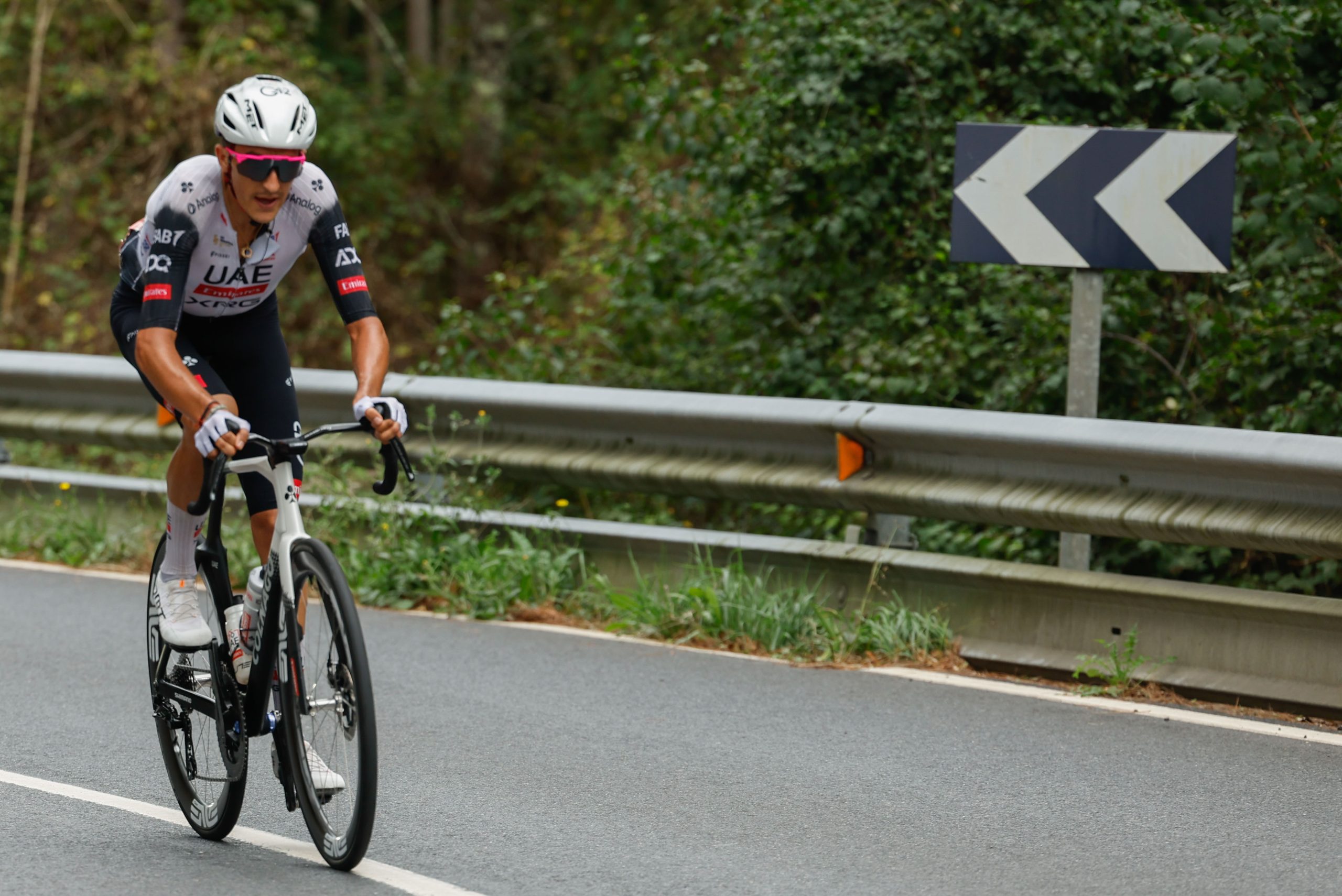 Caída Dramática en el Giro de Italia: Tres Ciclistas del UAE en Estado Crítico