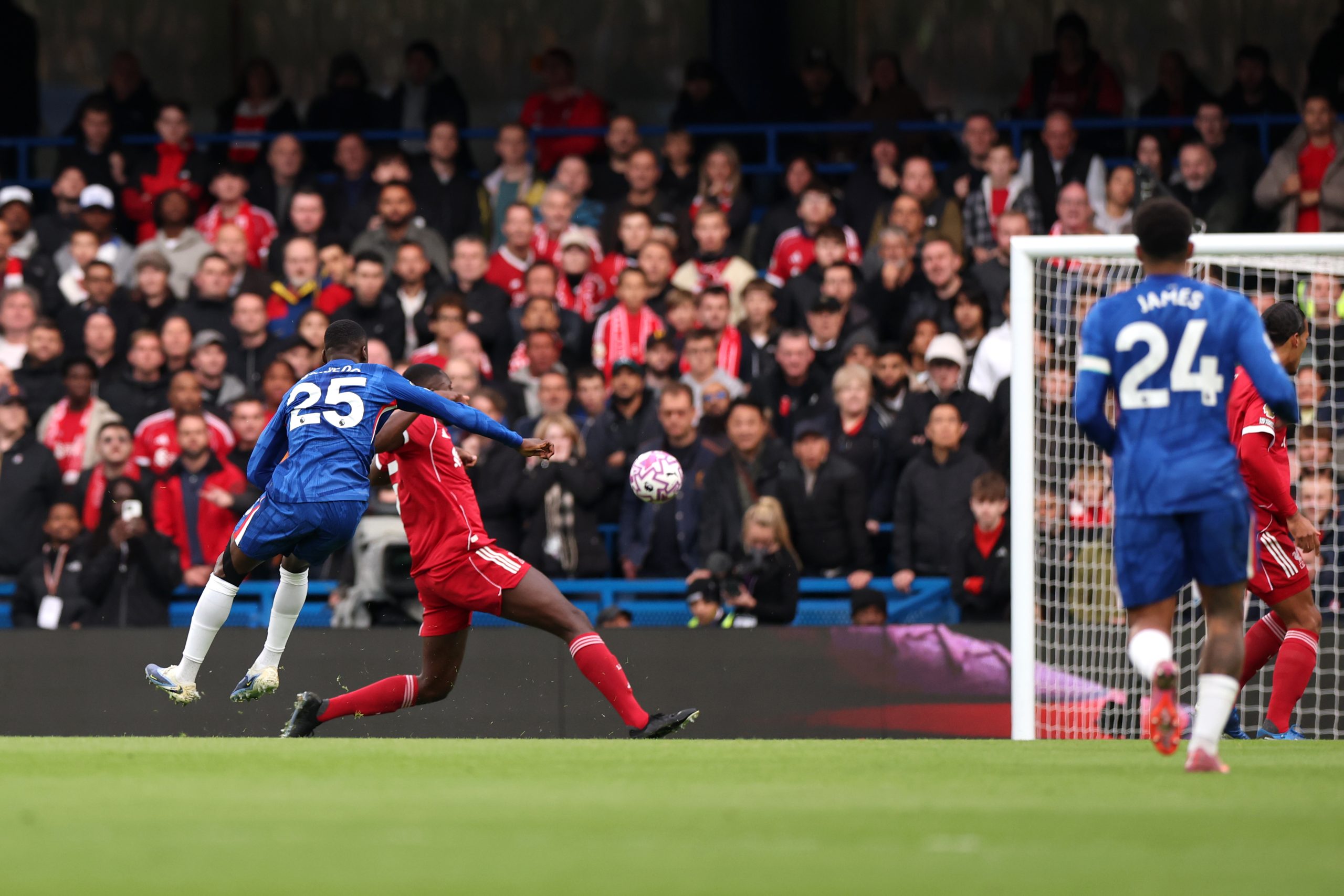 Anfield se Prepara para un Duelo de Titanes: Liverpool Busca Afianzar su Fortaleza Ante un Chelsea en Crisis