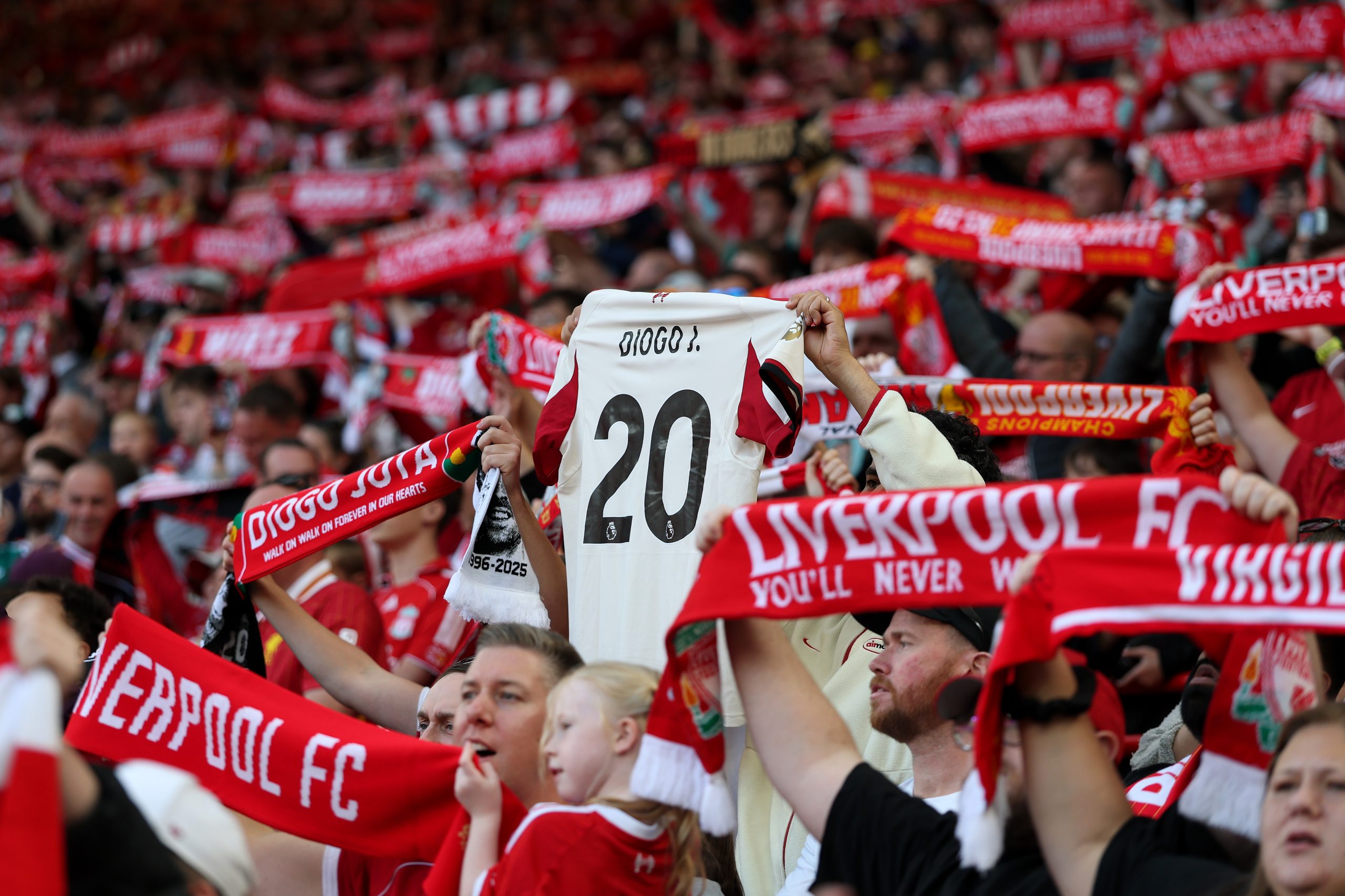 El Corazón de Anfield Late por los Hermanos Jota y Silva: Un Homenaje Eterno
