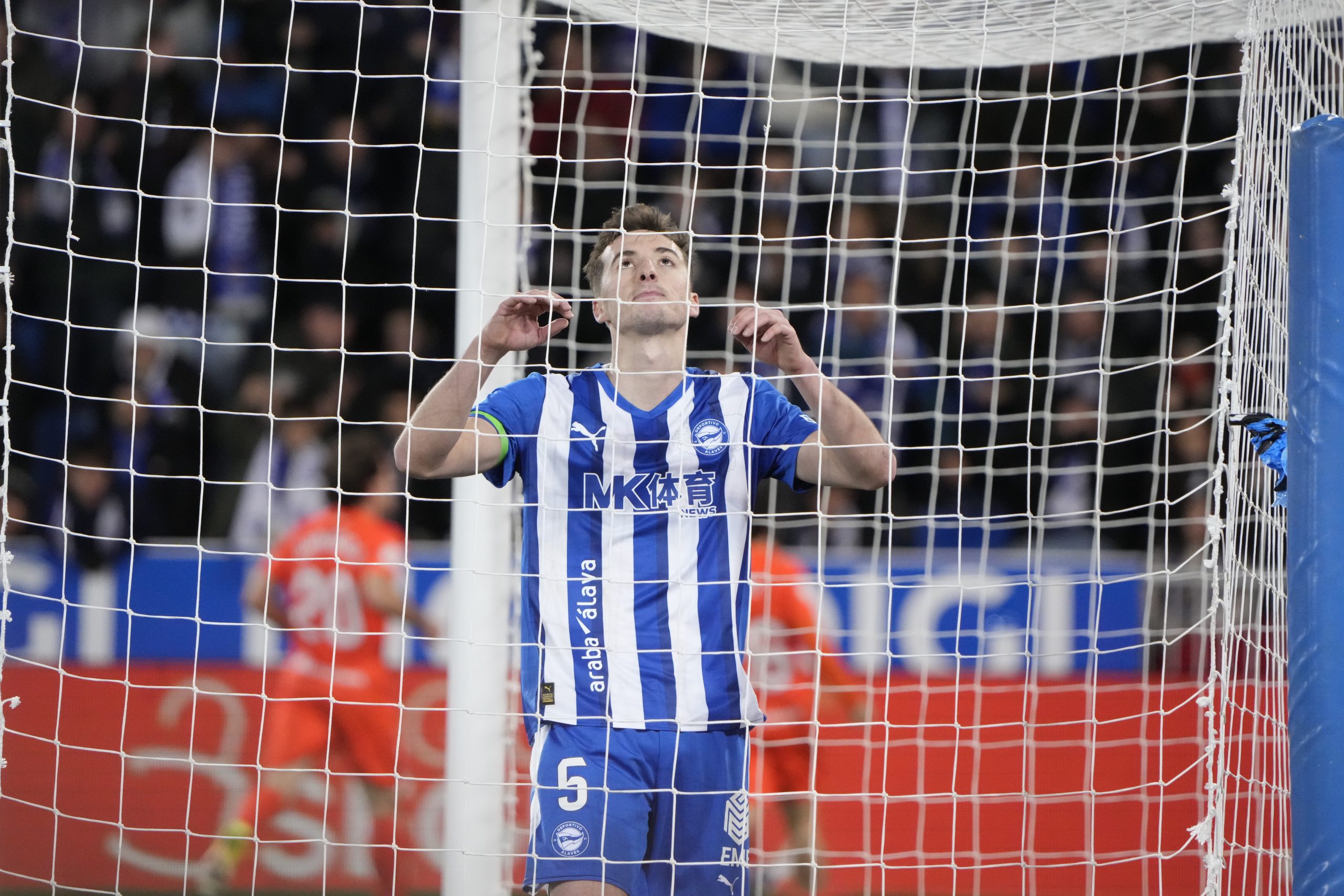 El Futuro Incierto de Jon Pacheco: Lesión en el Tobillo y Dilema en la Real Sociedad