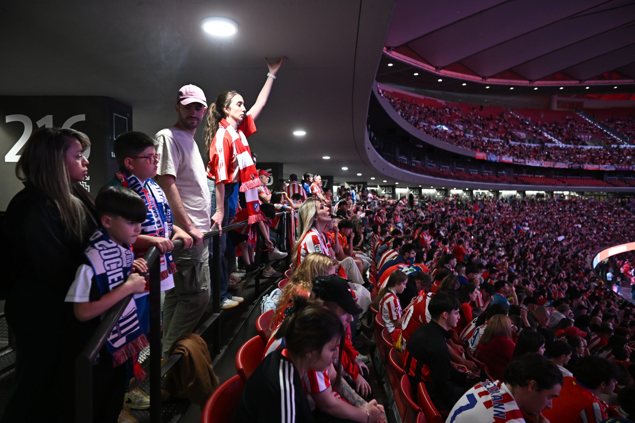 El Atlético de Madrid, ¿víctima de un complot arbitral en Champions? Las peñas estallan contra la UEFA