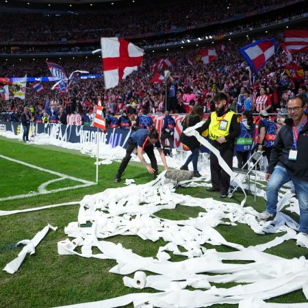 ¡Fuego en las gradas! Rollos de papel higiénico desatan el caos y multas millonarias en el fútbol español