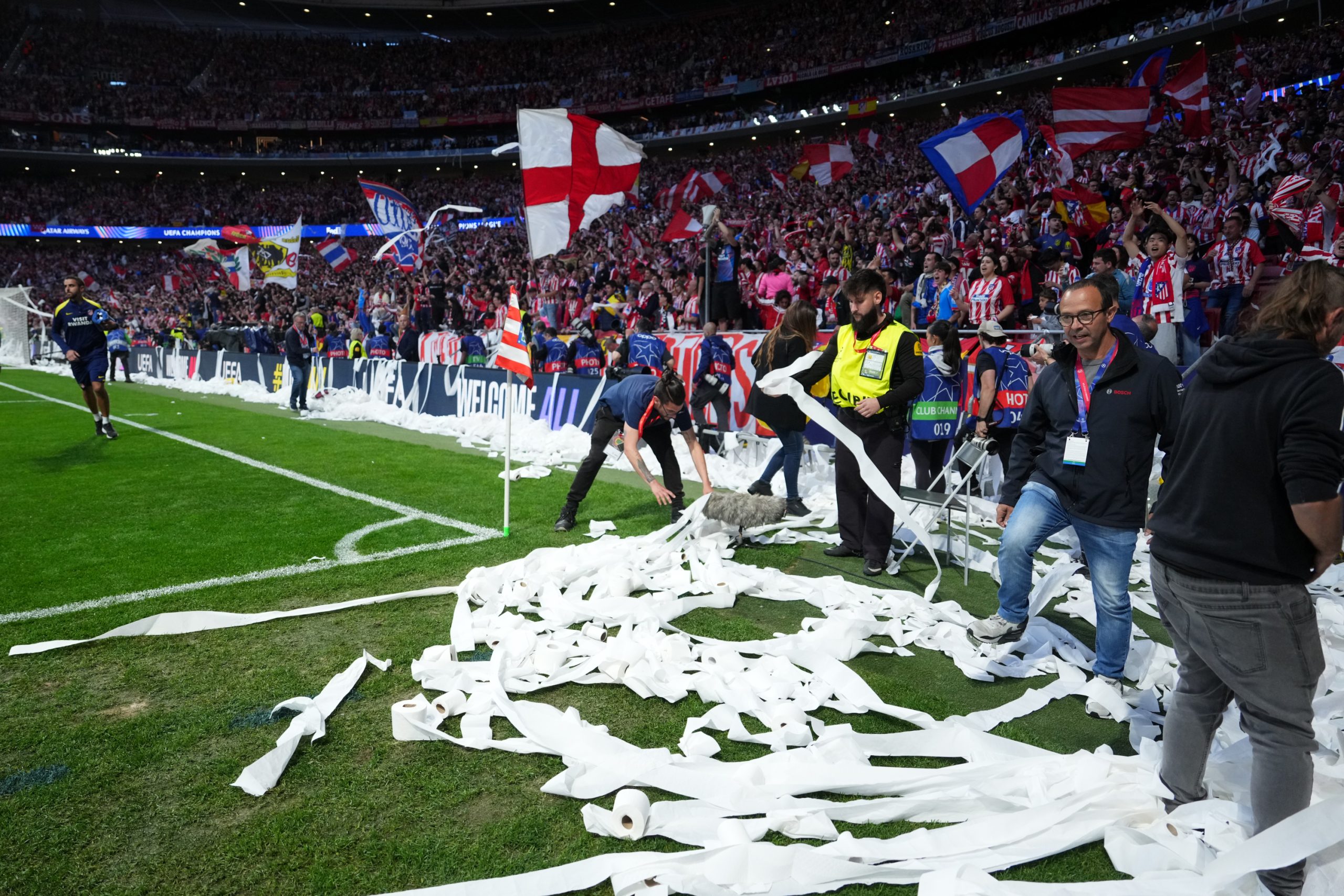 ¡Fuego en las gradas! Rollos de papel higiénico desatan el caos y multas millonarias en el fútbol español