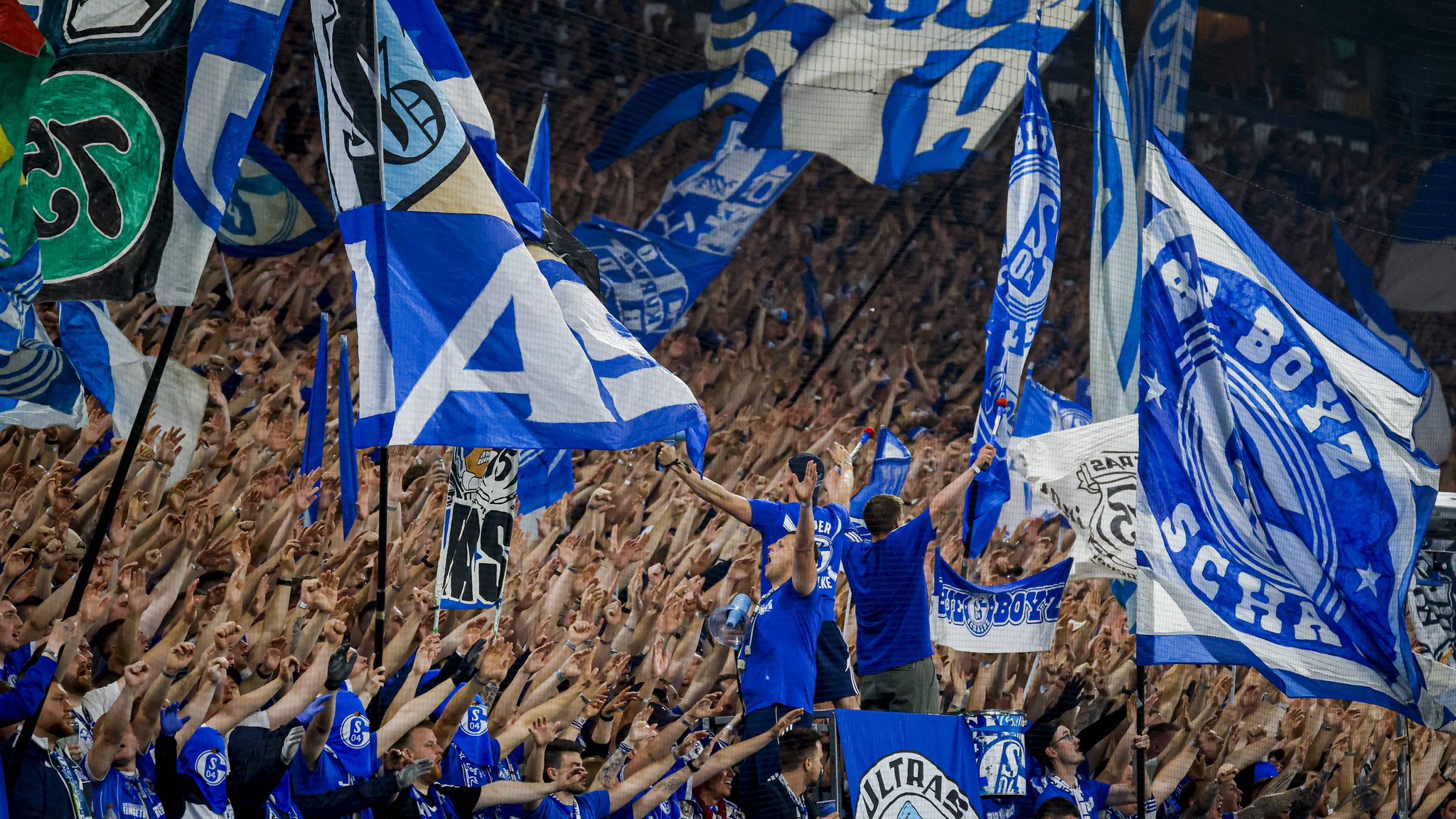 ¡El Schalke 04 Regresa a la Élite! El Rugido de Gelsenkirchen Resuena en la Bundesliga