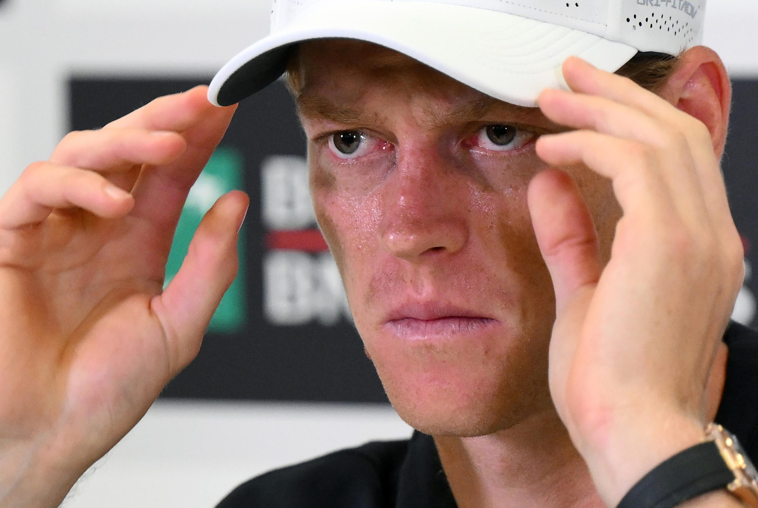 Sinner: El Rey de la Pista y la Voz del Tenis