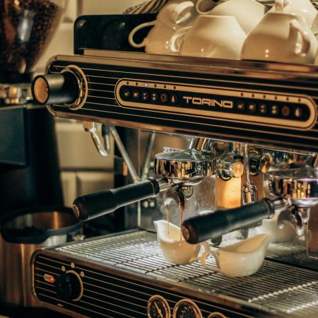 Revolución Cafetera en Barcelona: ¿Pagas por tu Café o por tu Tiempo?