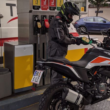 ¡Atención conductores! El detalle oculto que te puede costar 100€ en la gasolinera