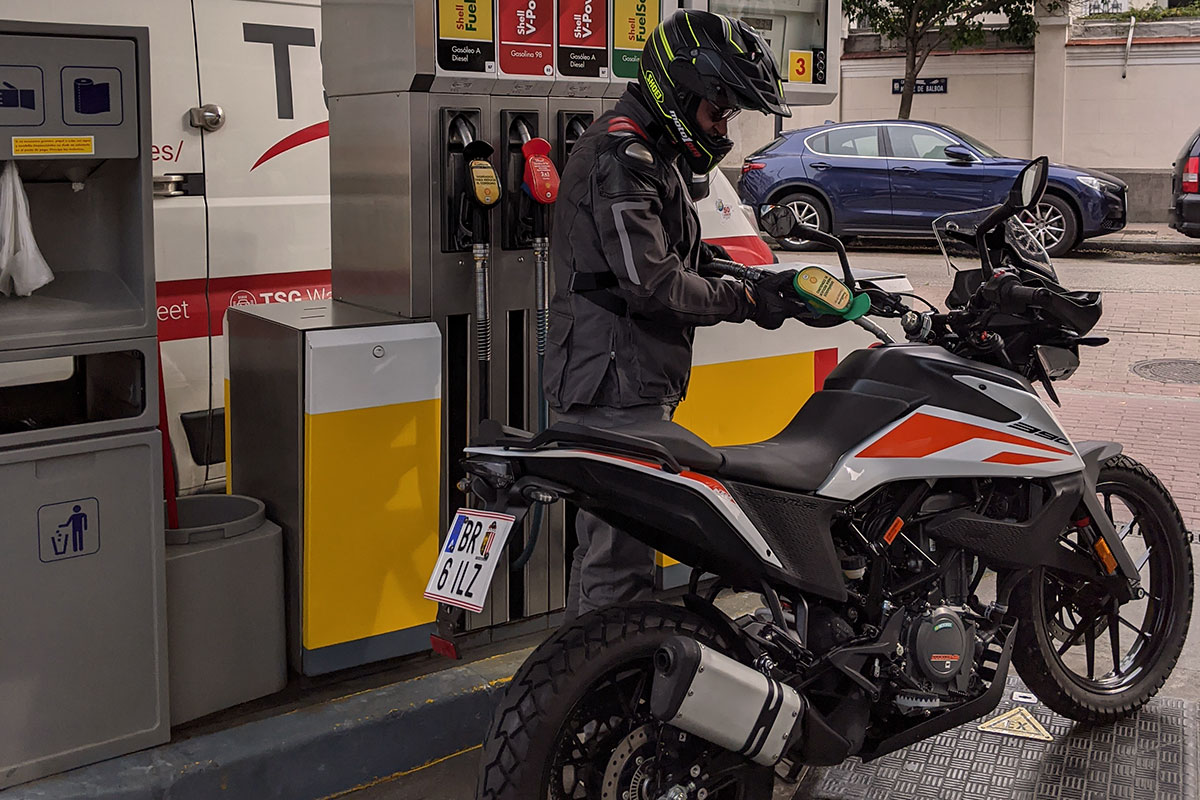 ¡Atención conductores! El detalle oculto que te puede costar 100€ en la gasolinera