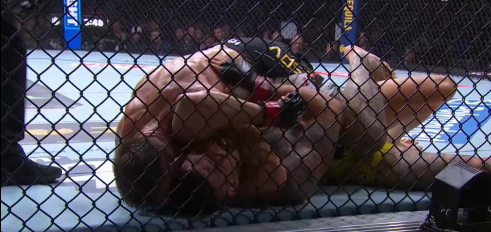 Amosov Domina y Joel Álvarez Cae por Sumisión en un Combate de Infarto
