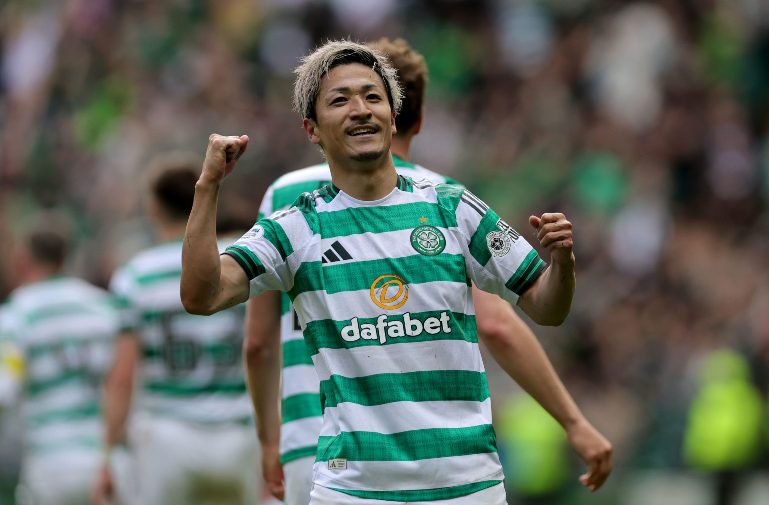 ¡El Celtic se aferra a la Liga Escocesa en un Clásico Vibrante!