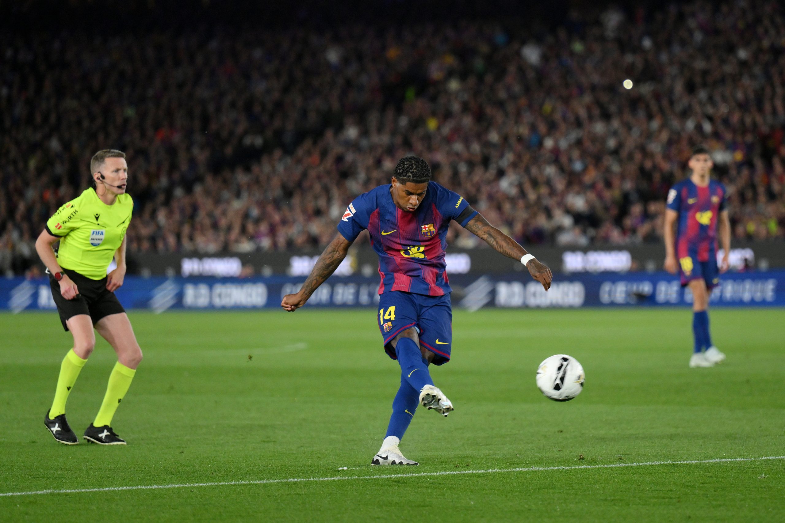 ¡Rashford Desata la Locura en el Camp Nou con un Golazo de Falta que Rompe una Maldición Azulgrana!