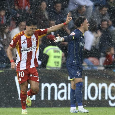 El Porto se da un baño de realidad: El colista AVS empaña la fiesta de campeones