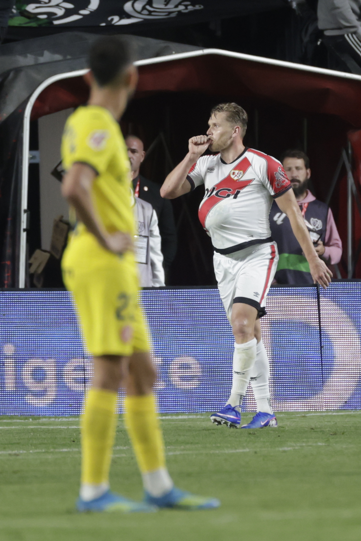 El Rayo Vallecano Sella un Punto Crucial ante el Girona con un Gol de 'Alemao' que Sabe a Poco