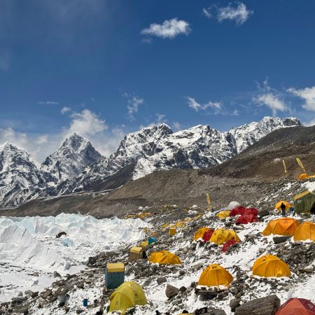 Doble récord en el Everest: baten el tope de ascensiones al techo del mundo