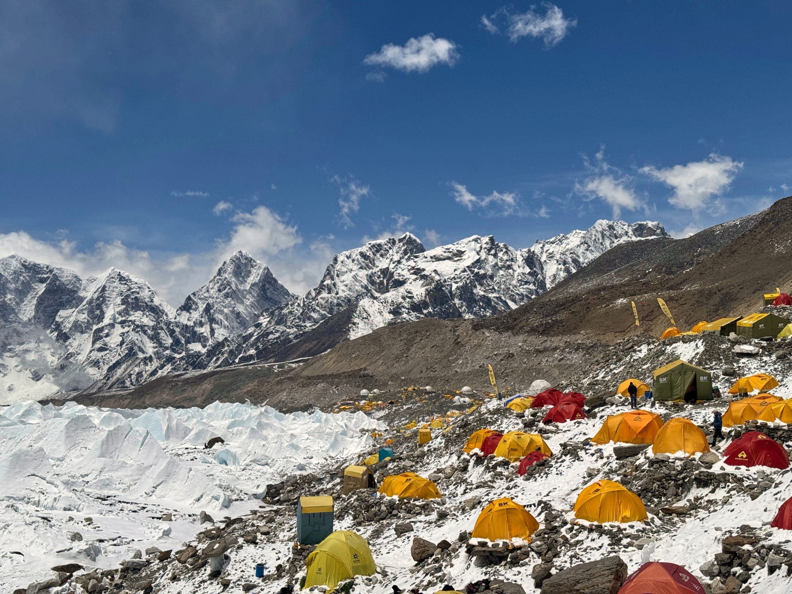 Doble récord en el Everest: baten el tope de ascensiones al techo del mundo