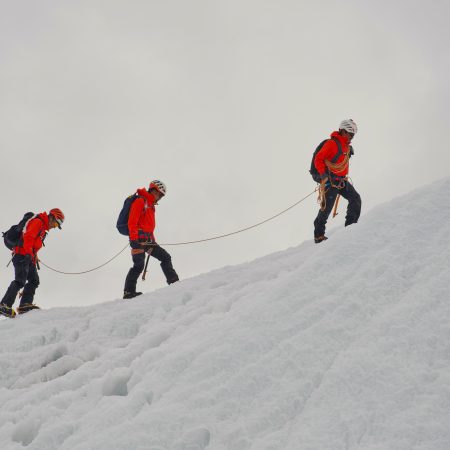 Everest: ¡La Puerta al Cielo Abierta! Sherpas Valientes Conquistan la Cima y Dan Luz Verde a la Temporada 2026