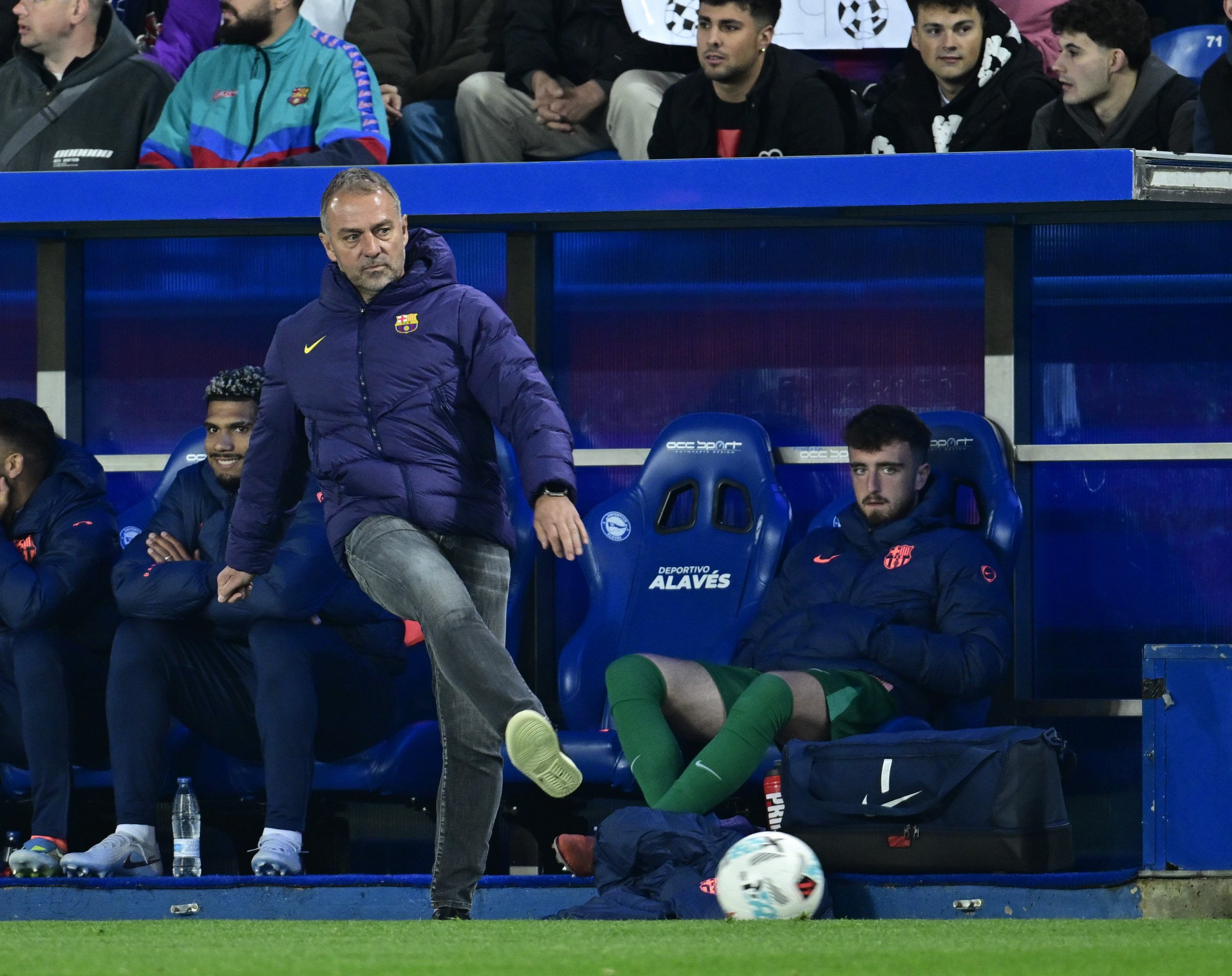 Flick Diseña el Barça 2026-2027: Un Futuro de Incógnitas y Decisiones Cruciales