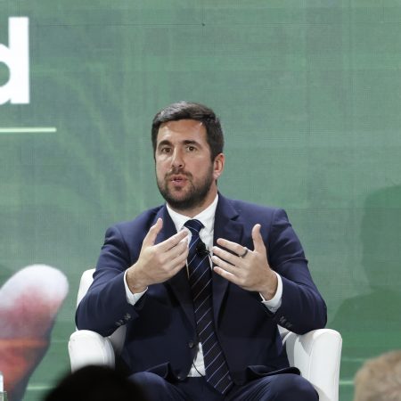El ‘Rey del Sol’ al acecho del Bernabéu: Riquelme a un paso de desafiar a Florentino Pérez