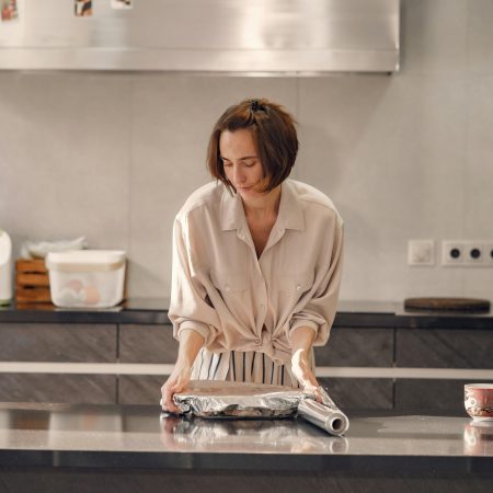 El Papel de Aluminio: ¿Aliado o Enemigo Silencioso en Tu Cocina?