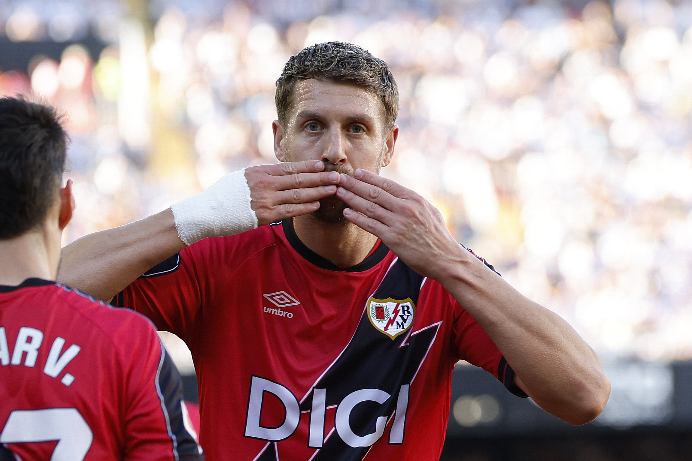 ¡Rayo Vallecano Sella un Punto Crucial en Mestalla con Sabor a Europa!