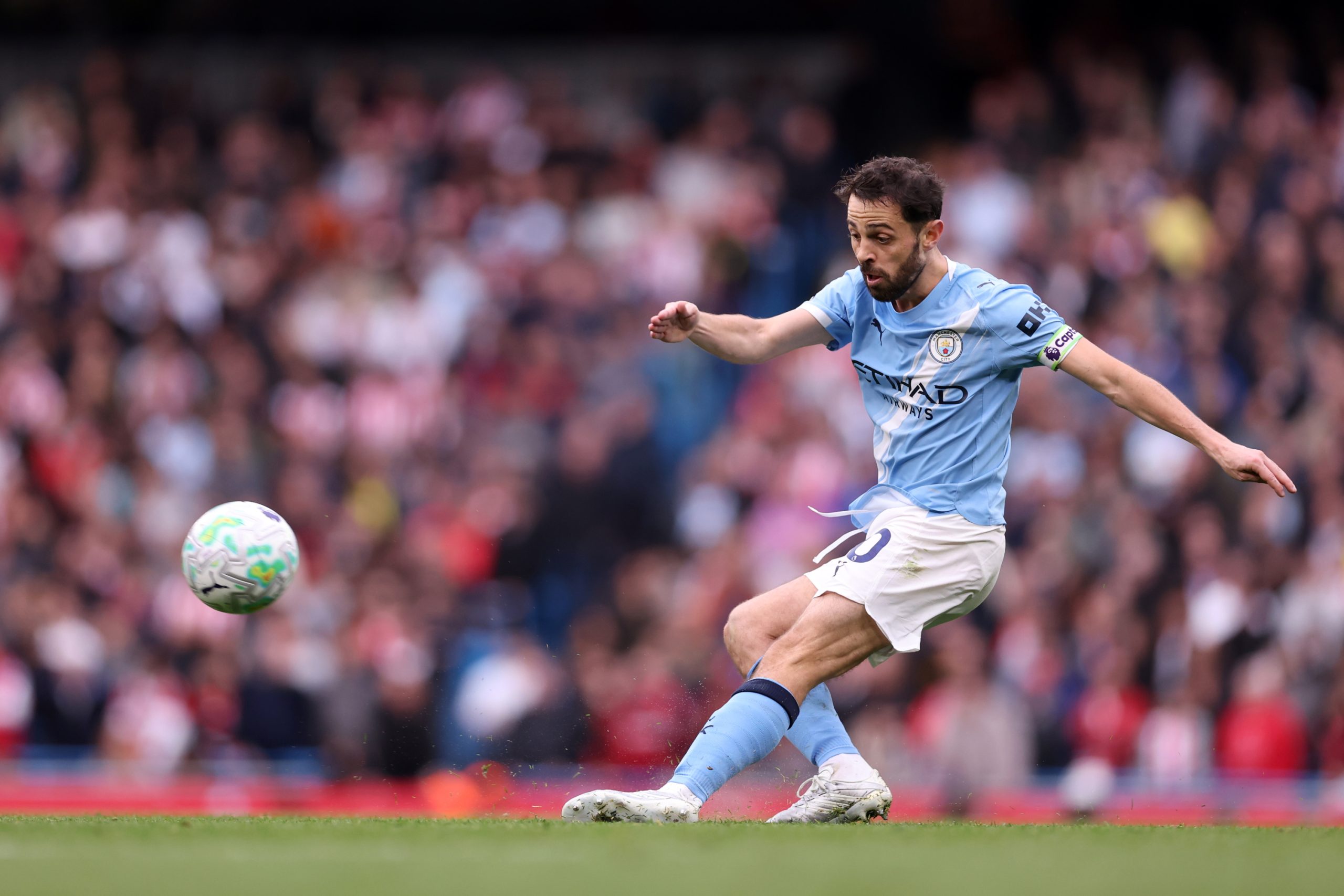 ¡Doble Ración de Fútbol de Élite! La Premier League en Vilo con Duelos Clave para el Título y Europa