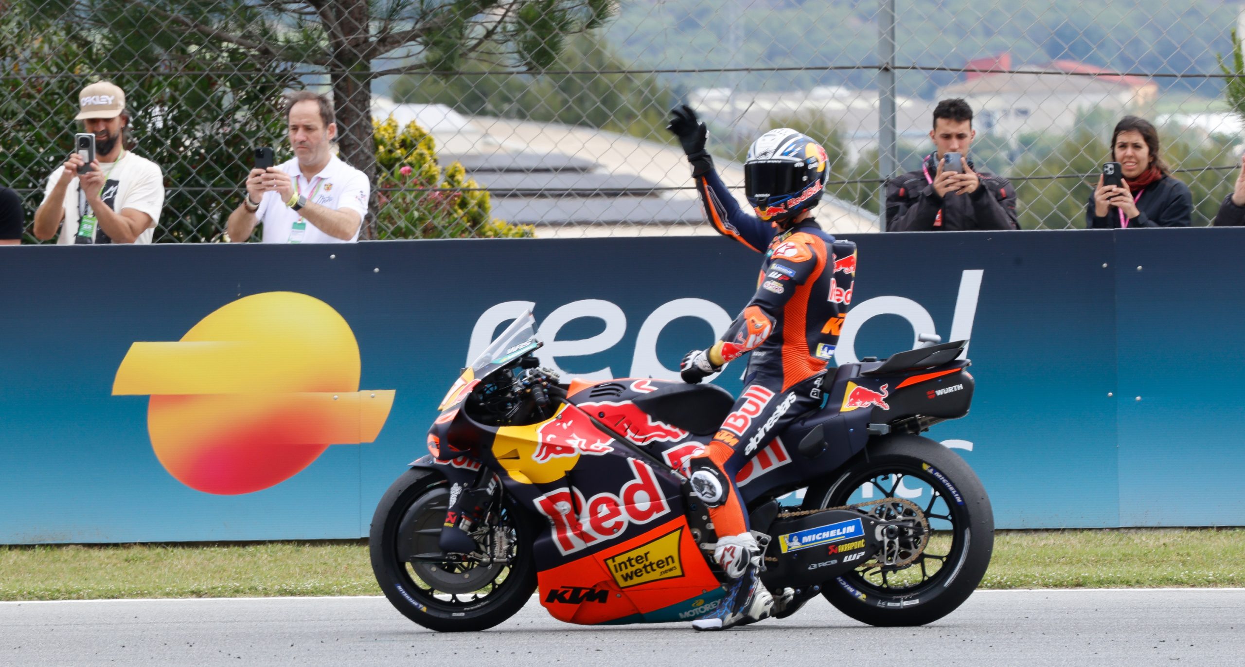 ¡Acosta Deslumbra en Catalunya! El Tiburón de Mazarrón Lidera una Sesión de MotoGP Llena de Sorpresas