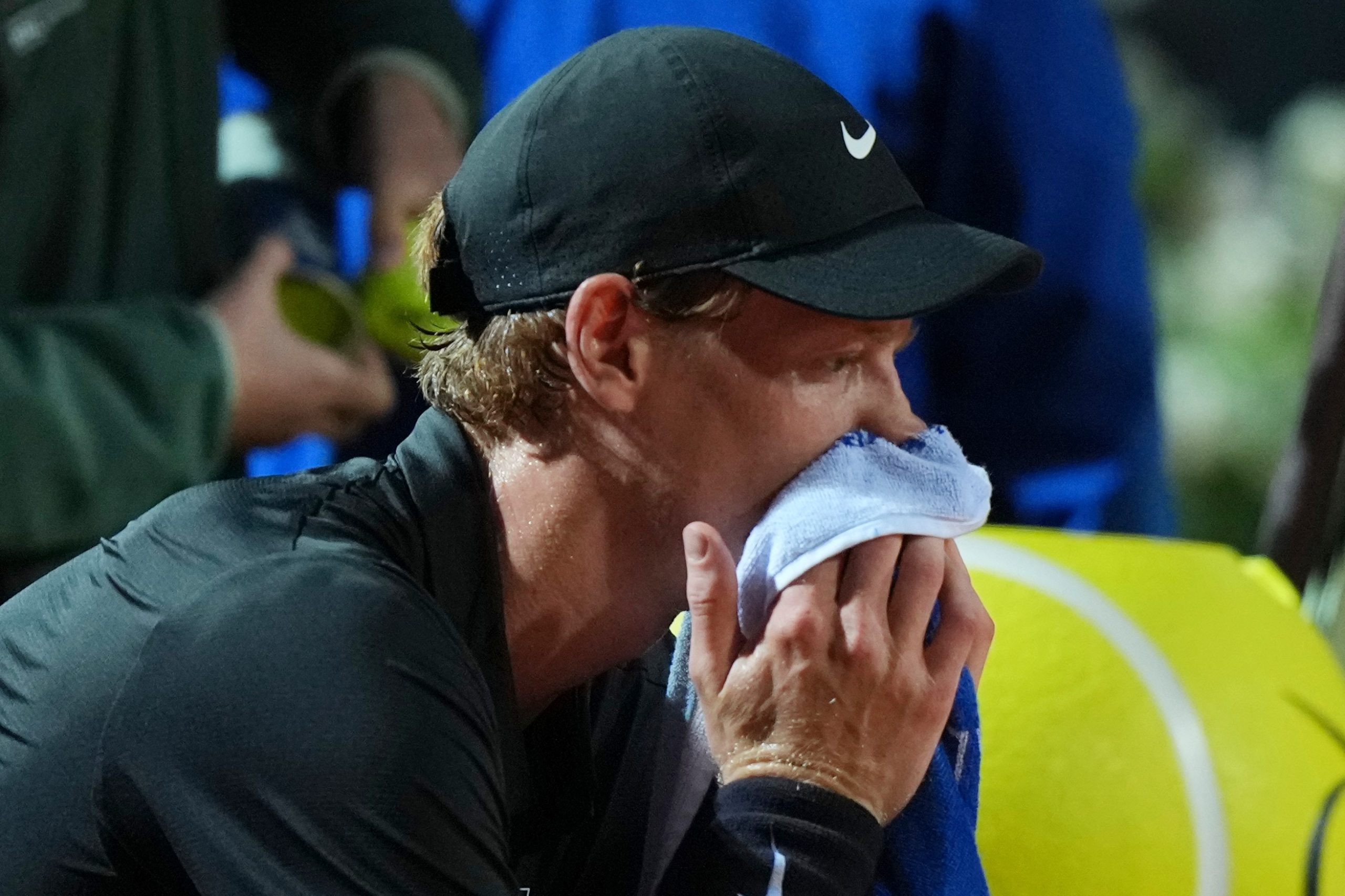 ¡Drama en Roma! Sinner al borde del colapso y la lluvia detiene la semifinal contra Medvedev