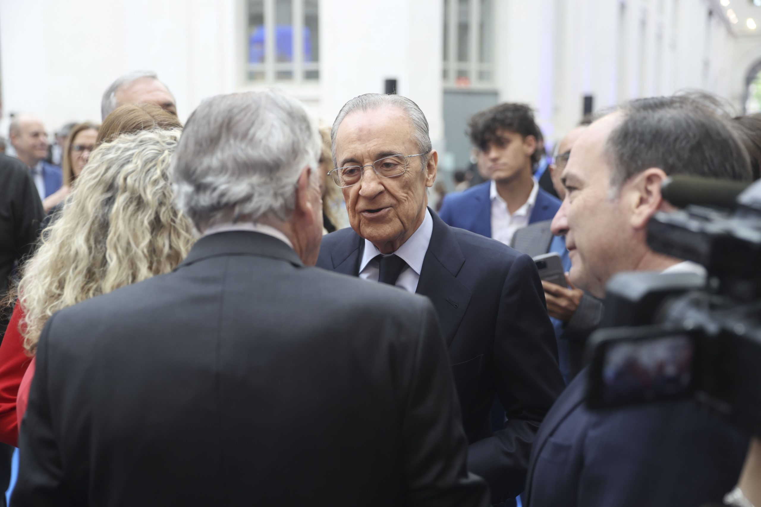Pérez Desata Tormenta en el Bernabéu: ¿Estrategia o Desesperación?