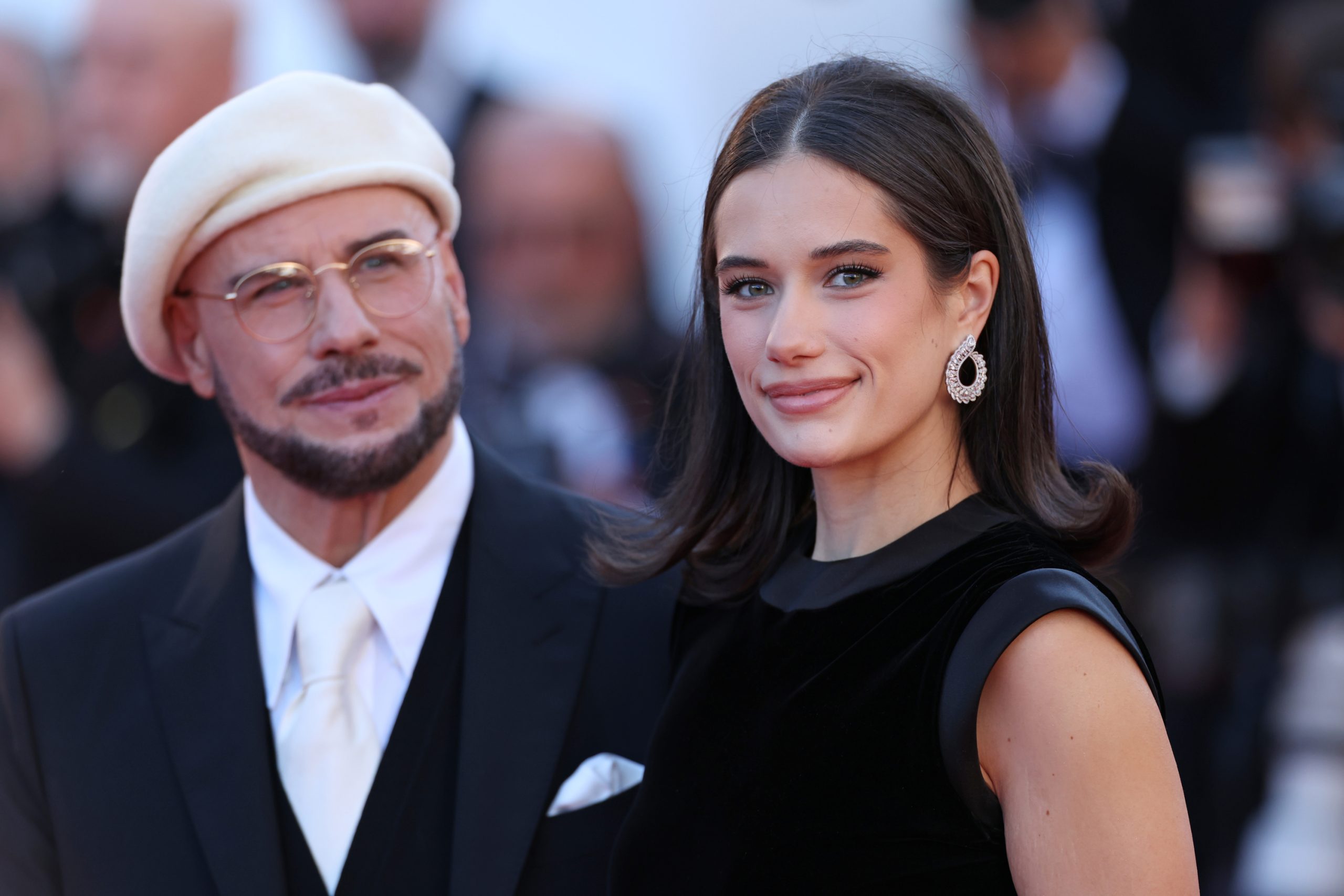 Ella Bleu Travolta: La Estrella Emergente que Deslumbra en Cannes y Roba el Protagonismo a su Padre