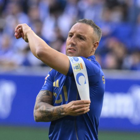 ¡Bombazo en el Carlos Tartiere! Cazorla, titular ante el Alavés, desata la incógnita sobre su futuro y la de Almada