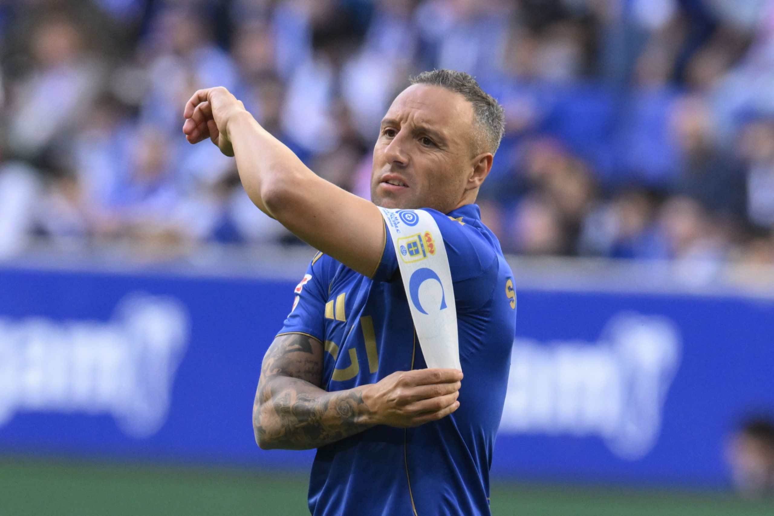 ¡Bombazo en el Carlos Tartiere! Cazorla, titular ante el Alavés, desata la incógnita sobre su futuro y la de Almada