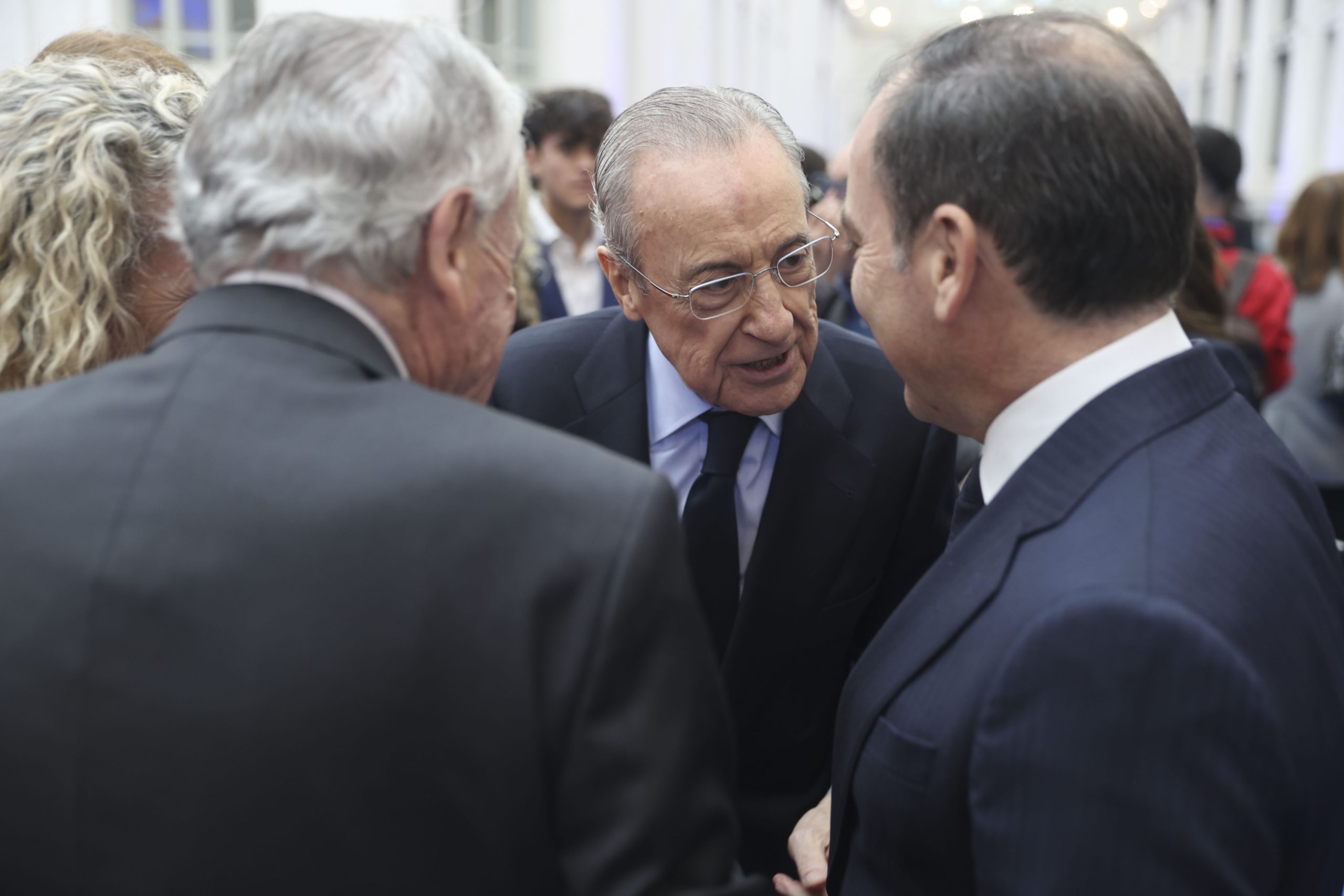 Florentino Pérez: Elecciones en el Real Madrid y el Futuro del Modelo de Socios