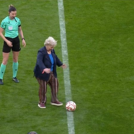 Kubalita y Alexia: El Abrazo que Conecta Generaciones en la Final de la Copa de la Reina