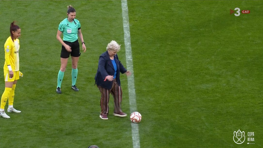Kubalita y Alexia: El Abrazo que Conecta Generaciones en la Final de la Copa de la Reina