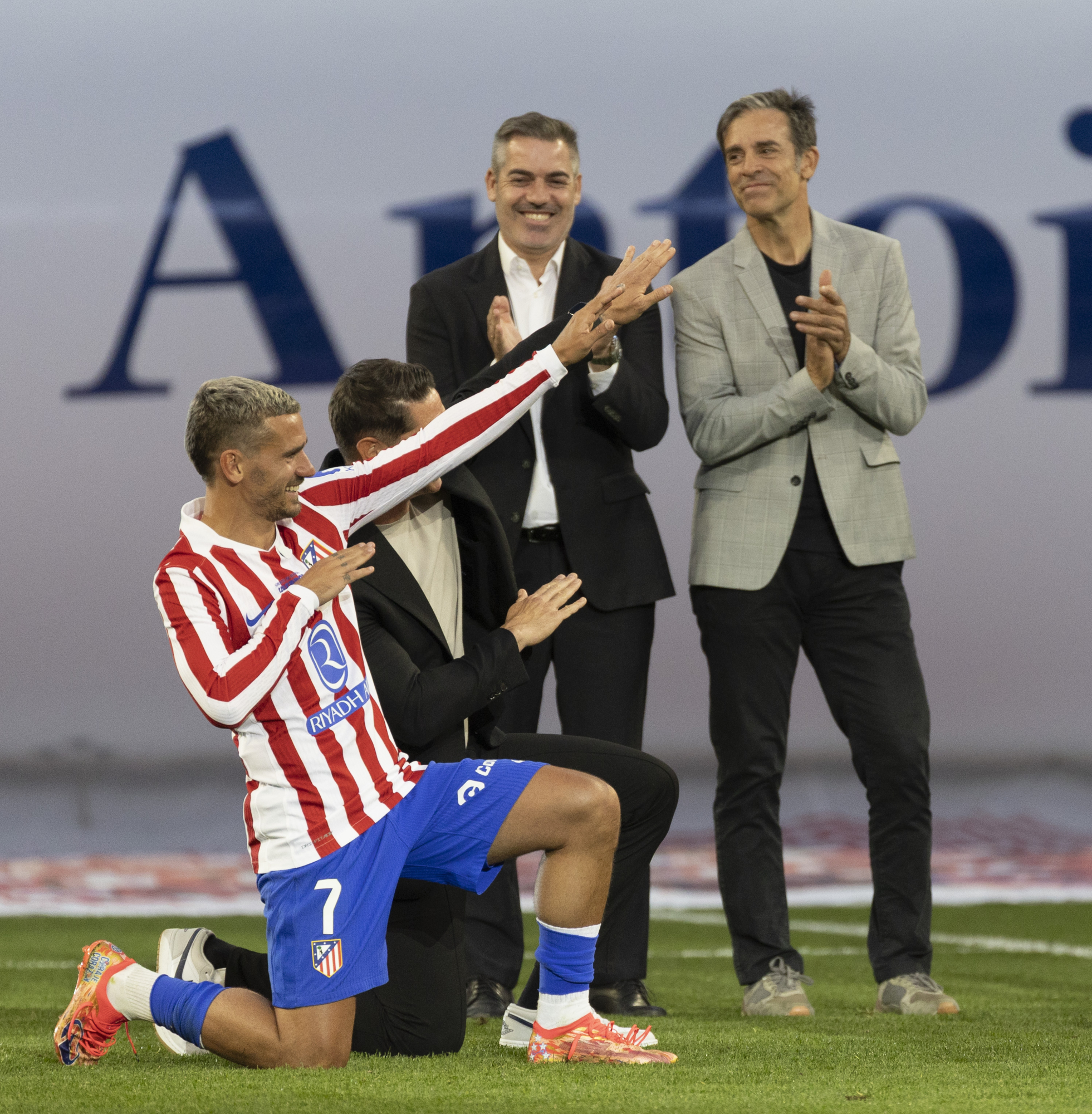 El Metropolitano Rinde Homenaje: Torres y Griezmann, un Adiós Lleno de Emoción