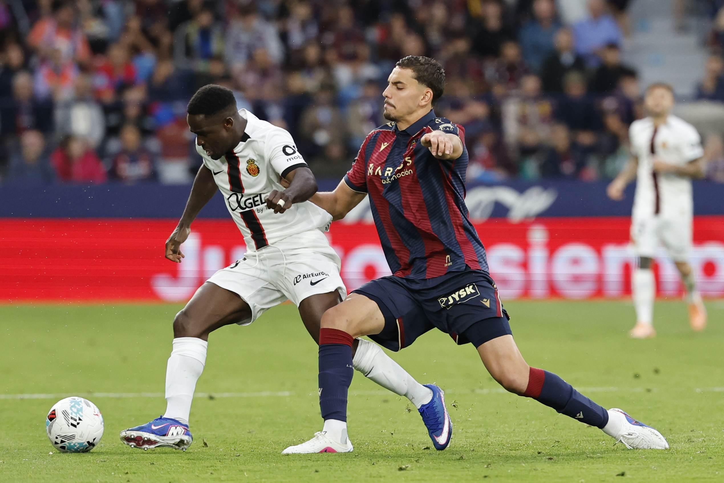 Betis y Levante: Duelo de Campeones y Supervivencia en la Gran Final de LaLiga