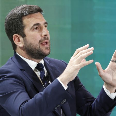 Riquelme Lanza el Guante a Florentino: Un Equipo de Estrellas para Asaltar el Bernabéu
