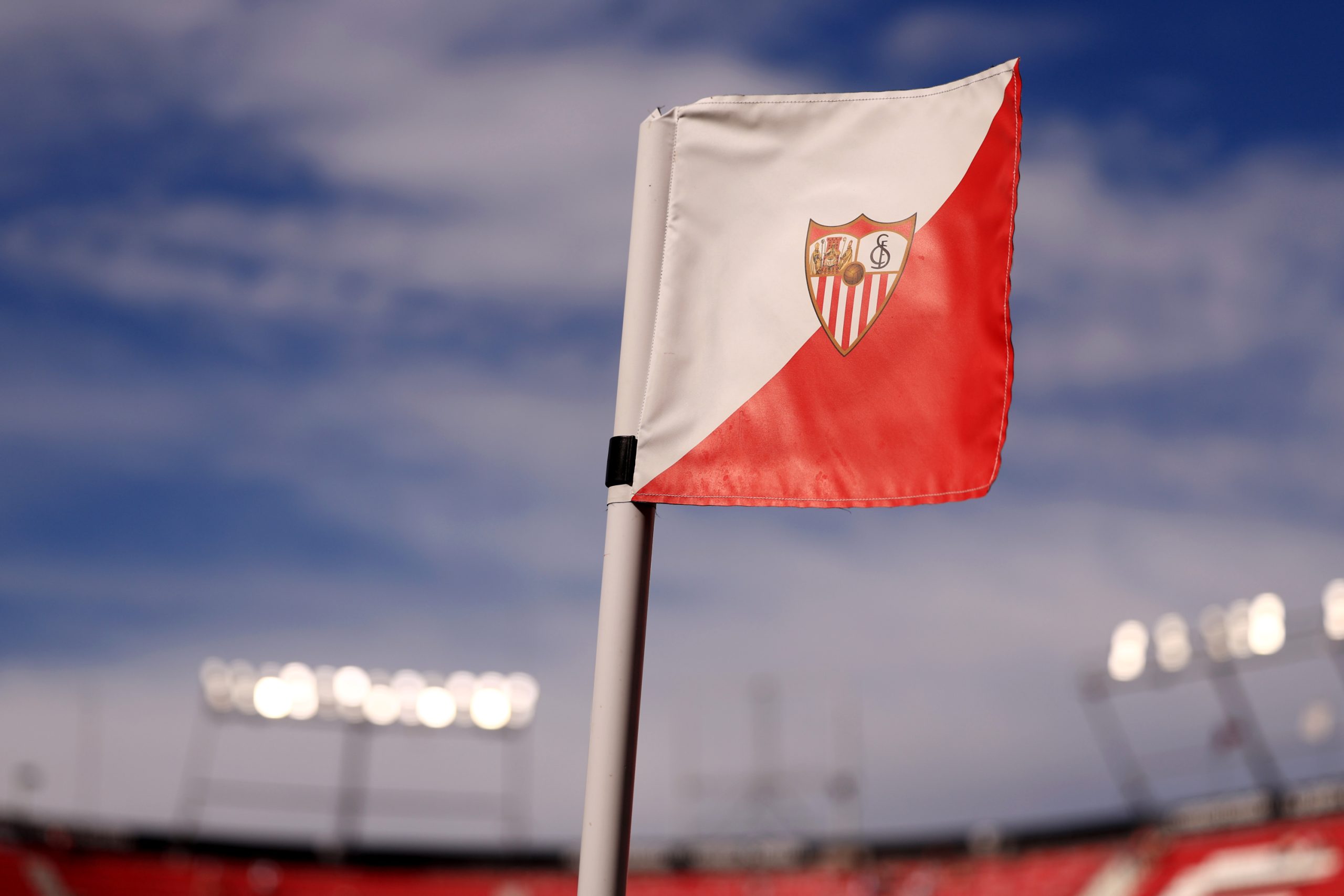 Sevilla en la Cuerda Floja: El Futuro del Club Pendiente de un Visto Bueno Crucial