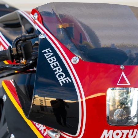 La Suzuki SV650 Renace: Un Viaje Nostálgico a los 80 con Alma de Campeona