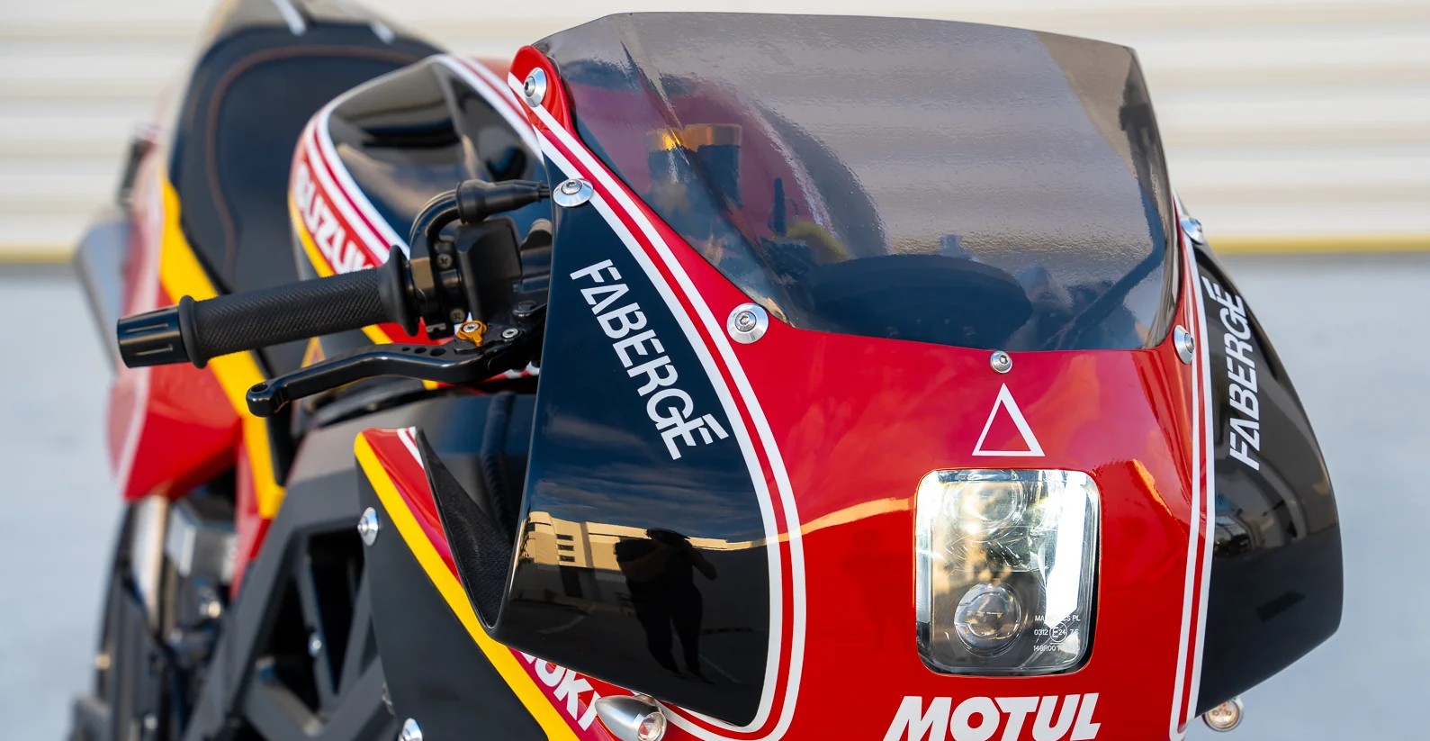 La Suzuki SV650 Renace: Un Viaje Nostálgico a los 80 con Alma de Campeona