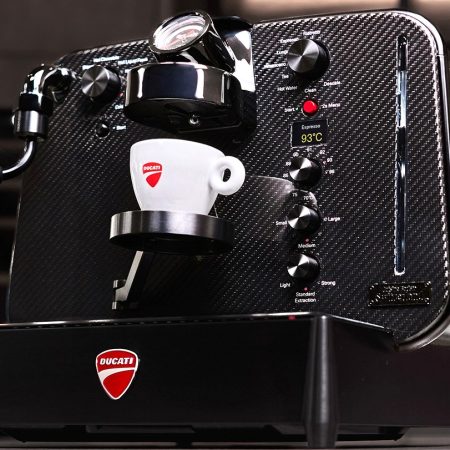 Ducati Desata la Furia del Café: ¡Cien Años de Pasión Italiana en Cada Taza!